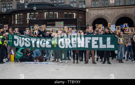 Glasgow, Schottland, Großbritannien. 14. Juni 2019 in Glasgow eine vigil für die Opfer der Grenfell Turm Feuer, das im Juni 2017 in London passiert ist. Stockfoto