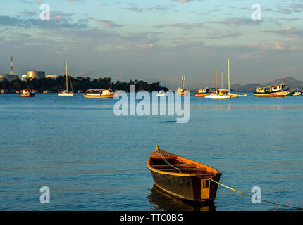 Boot angedockt. Holz- Boot im ruhigen Meer angedockt. Stockfoto