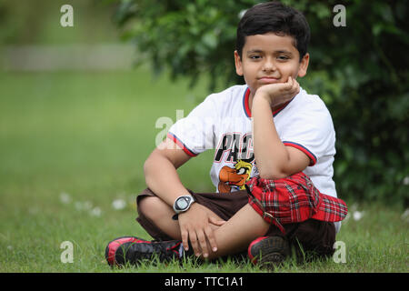 Portrait eines jungen sitzen in einem park Stockfoto