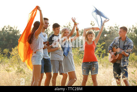 Freudiges Lächeln Freunde tanzen im Wald im Freien Stockfoto