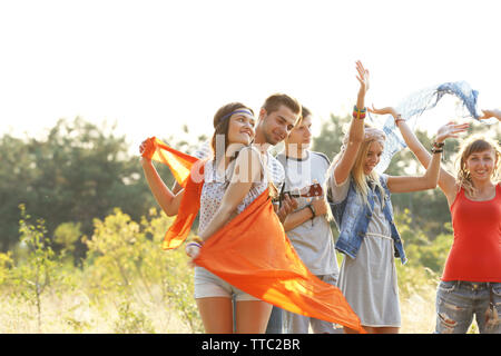 Freudiges Lächeln Freunde tanzen im Wald im Freien Stockfoto