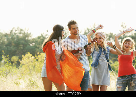 Freudiges Lächeln Freunde tanzen im Wald im Freien Stockfoto