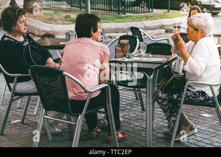 Valencia, Spanien - Juni 1, 2019: Drei ältere Frau Eis essen auf der Terrasse. Freundschaft durch die Jahre. Stockfoto