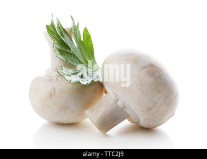 Champignon Pilze und Petersilie auf weißem Hintergrund Stockfoto