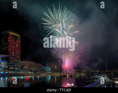 Wunderschönes Feuerwerk auf dem berühmten Darling Harbour, Sydney, Australien Stockfoto