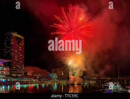 Wunderschönes Feuerwerk auf dem berühmten Darling Harbour, Sydney, Australien Stockfoto