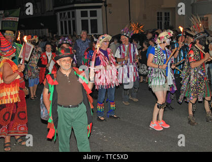 Honiton, Devon, England - 10. AUGUST 2012: Eine Gruppe von Morris Dancers gekleidet in blühenden Hüte und ausgefranster Westen nehmen Sie teil an den nächtlichen Clos Stockfoto