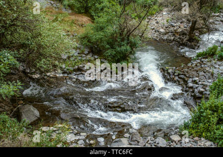 Die Steine aus den Bergen, und Ruhe in der sommerlichen Hitze des Flusses Azat, fließt durch die Schlucht Garni in Armenien Stockfoto