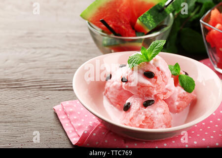 Wassermelone Eis in Schüssel auf Farbe Holz- Hintergrund Stockfoto