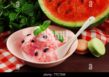 Wassermelone Eis in Schüssel auf Farbe Holz- Hintergrund Stockfoto