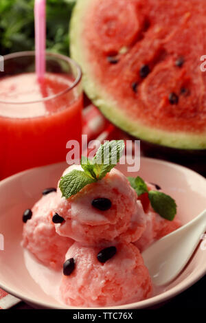 Wassermelone Eis in Schüssel auf Farbe Holz- Hintergrund Stockfoto