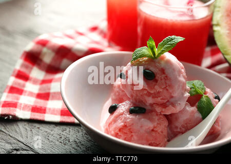 Wassermelone Eis in Schüssel auf Farbe Holz- Hintergrund Stockfoto