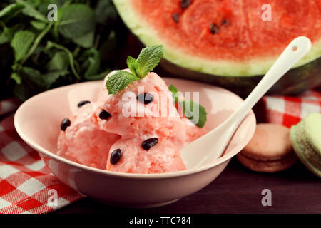 Wassermelone Eis in Schüssel auf Farbe Holz- Hintergrund Stockfoto