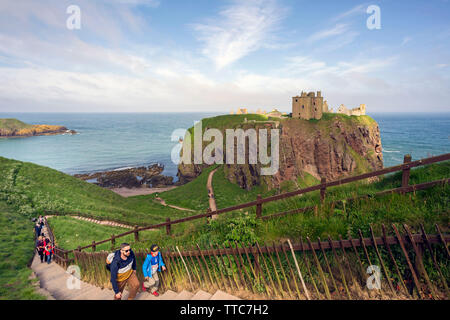 Augenhöhe Ansicht von Dunnottar Castle, Stonehaven, Aberdeenshire, Schottland, Großbritannien. Mit Besucher klettern Schritte im Vordergrund, die nach ihrem Besuch. Stockfoto