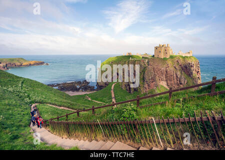 Augenhöhe Ansicht von Dunnottar Castle, Stonehaven, Aberdeenshire, Schottland, Großbritannien. Mit Besucher klettern Schritte im Vordergrund, die nach ihrem Besuch. Stockfoto