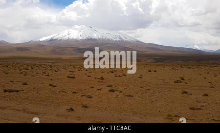 Blick auf die Vulkane und die Wüstenlandschaft des andinen Hochland von Bolivien Stockfoto