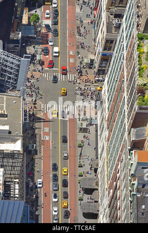 Menschen und Autos auf der West 34th Street in Manhattan. Ansicht von oben Stockfoto