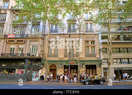 Viele Menschen warten vor der berühmten historischen Kaffeehaus Cafe Tortoni auf der Avenida de Mayo Avenue, Buenos Aires, Argentinien, Südamerika Stockfoto