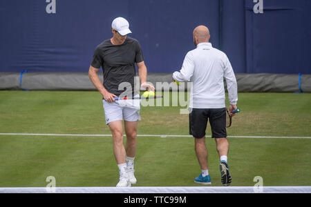 Die Queens Club, London, Großbritannien. 16. Juni 2019. Andy Murray auf der Praxis Gericht am Fieber Baum Meisterschaften mit Trainer Jamie Delgado. Stockfoto