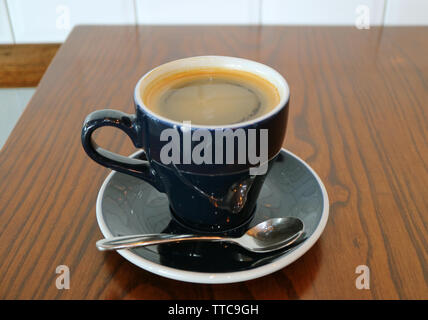 Eine Tasse heißen Kaffee Americano isoliert auf hölzernen Tisch Stockfoto