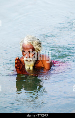 Alte indische Mann an tungabhadra Canal, Phantasialand, Karnataka, Indien Beten Stockfoto