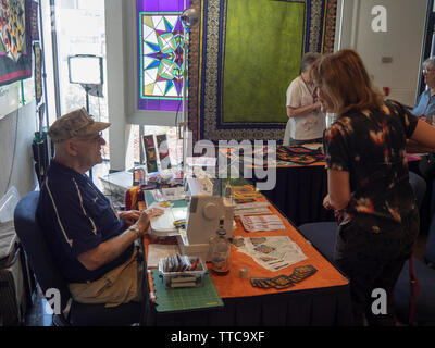 Quiltmaker George Siciliano demonstrieren Quilten auf nationaler Quilt Museum im Frühjahr Stepp-show 2019 Paducah Kentucky USA Stockfoto