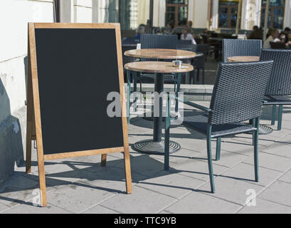 Leeren Restaurant Menü Tafel auf der Straße, Menü schwarzes Brett Mockup, Menü Plattenschablone Stockfoto