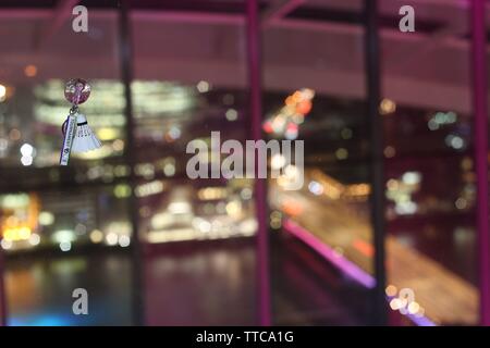 Keyring auf dem Fenster von London skyscraper Stockfoto