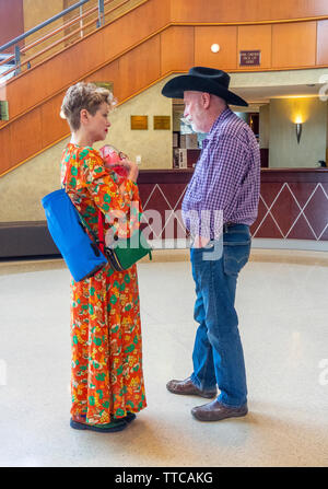 Ricky Tims, quilter und Country und Western Sänger, ein Gespräch mit einem anderen weiblichen Quilter am Frühling Stepp-show 2019 Paducah Kentucky USA Stockfoto