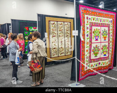 1. Eintrag in einem AQS Paducah Wettbewerb durch Gammill Steppmaschinen förderte: Lobende Erwähnung - MUTTER TOCHTER QUILT Quilt Show 2019 Paducah Kentucky Stockfoto