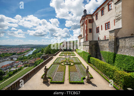 Blick auf Würzburg Stadt und dem Main aus der Renaissance Garten Fürstengarten auf der Festung Marienberg, Würzburg am Main, Deutschland Stockfoto