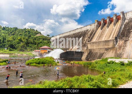 Nakhon Nayok, Thailand - 2 Juni, 2019: lokale Leute Spielen im Wasser, die von Khun dan prakan chon Dam kommen, um die berühmten Wahrzeichen von Nakhon Nayok ein Stockfoto