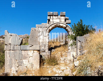 Die Türkei, die in der antiken Stadt Xanthos alte steinerne Tor der Stadt Fethiye. Stockfoto