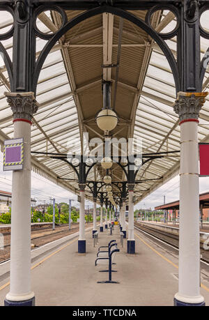 Eine reich verzierte 19. Jahrhundert Plattform Vordach an der York Railway Station. Dekorative Säulen halten ein Vordach aus Metall und Lampen hängen an den Sparren. Stockfoto