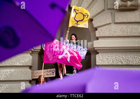 Der Frauenstreik - Frauen Streik - brachte den Rekordzahlen von Frauen auf den Straßen in alle großen Städte der Schweiz. In der Hauptstadt Bern, mehr als 40.000 marschierten in der ganzen Stadt für die Gleichstellung zu kämpfen. Stockfoto