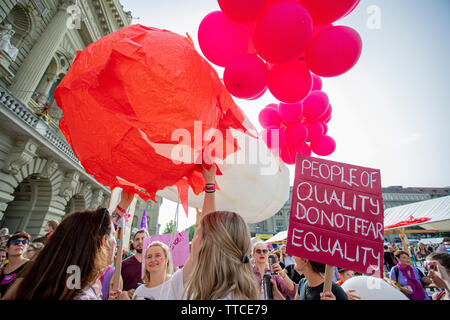 Der Frauenstreik - Frauen Streik - brachte den Rekordzahlen von Frauen auf den Straßen in alle großen Städte der Schweiz. In der Hauptstadt Bern, mehr als 40.000 marschierten in der ganzen Stadt für die Gleichstellung zu kämpfen. Stockfoto