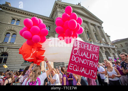 Der Frauenstreik - Frauen Streik - brachte den Rekordzahlen von Frauen auf den Straßen in alle großen Städte der Schweiz. In der Hauptstadt Bern, mehr als 40.000 marschierten in der ganzen Stadt für die Gleichstellung zu kämpfen. Stockfoto