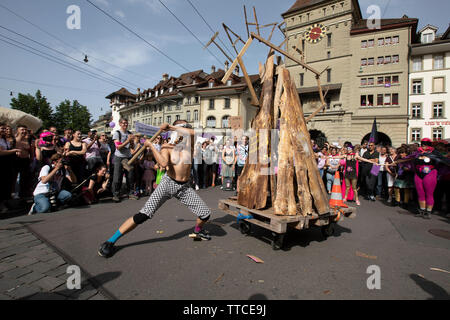 Teilnehmer, die im Schlag der Frauen in Bern smash ein Bildnis des Patriarchats mit vorschlaghämmern. Der Frauenstreik - Frauen Streik - brachte den Rekordzahlen von Frauen auf den Straßen in alle großen Städte der Schweiz. In der Hauptstadt Bern, mehr als 40.000 marschierten in der ganzen Stadt für die Gleichstellung zu kämpfen. Stockfoto