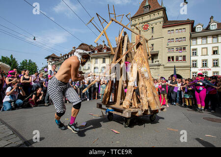 Teilnehmer, die im Schlag der Frauen in Bern smash ein Bildnis des Patriarchats mit vorschlaghämmern. Der Frauenstreik - Frauen Streik - brachte den Rekordzahlen von Frauen auf den Straßen in alle großen Städte der Schweiz. In der Hauptstadt Bern, mehr als 40.000 marschierten in der ganzen Stadt für die Gleichstellung zu kämpfen. Stockfoto