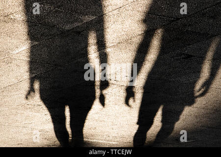 Schatten Silhouetten der junge Mann und die Frau stehen auf Sommer Promenade in sepia schwarz und weiß Stockfoto