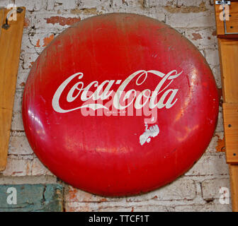 Classic rot Coca Cola taste Zeichen in einem Baumarkt in North Carolina Stockfoto