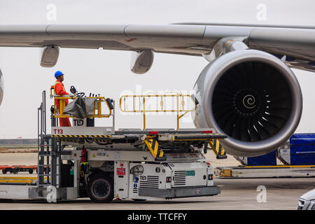 China, Shanghai-20 APR 2019: kommerzielle Fluglinie Flugzeug für die Lieferung und Wartung am internationalen Flughafen Shanghai Pudong geparkt Stockfoto