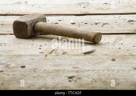 Klumpen hammer Builder ruht auf hölzernen Gerüst Bohlen auf einer Baustelle. Mögliche Kopie Raum unter Hammer. Stockfoto