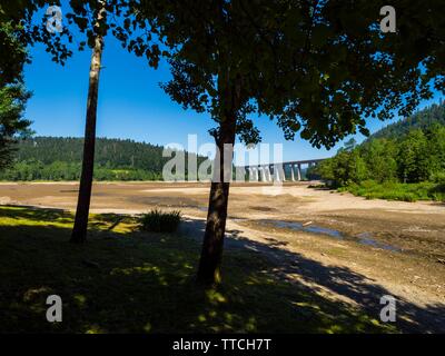 Getrocknete See - Bett Bajer in Fuzine Kroatien Frühjahr 2019 Autobahnbrücke im Hintergrund Stockfoto