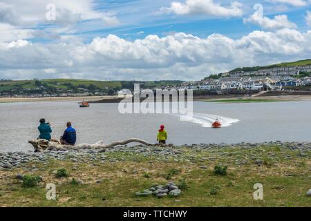 Appledore, Devon, Großbritannien. 16. Juni 2019. Eine Familie auf als die RNLI Appledore Rettungsboot Sätze weg von der Station auf einen Anruf, um die Insassen einer Yacht, die in Schwierigkeiten vor der Küste von North Devon haben zu retten. Credit: Terry Mathews/Alamy leben Nachrichten Stockfoto