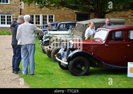 Line-up von verschiedenen klassischen Autos an einem Auto Show, Delapre Abtei, Northampton, Großbritannien Stockfoto