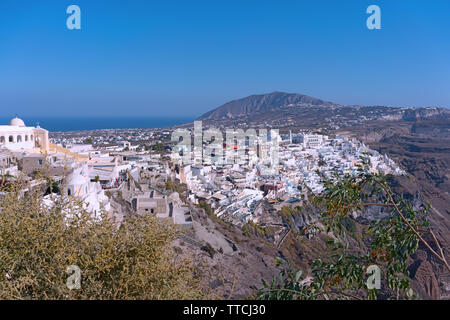 Panoramablick auf die Insel Santorini mit Hauptort Fira, Griechenland. Stockfoto