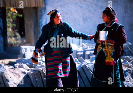 Der tibetischen Pilger in traditioneller Kleidung, Shigatse, Tibet Stockfoto