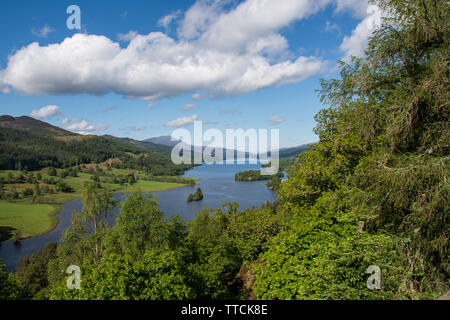 Blick über schottischen Loch mit Bergen Stockfoto