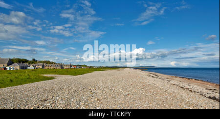 PORTGORDON Moray in Schottland Häuser des Dorfes mit Blick auf die weitläufigen Strand mit Dichtungen LIEGEN AUF DEM SAND UNTER DEM KIES STEINE Stockfoto